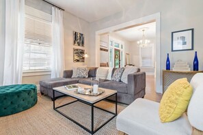 智能电视、书、办公室