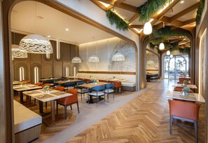 อาหารเช้าแบบบุฟเฟ่ต์ทุกวัน (คิดค่าบริการ)