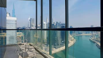 Caja fuerte, escritorio, espacio para trabajar con un portátil