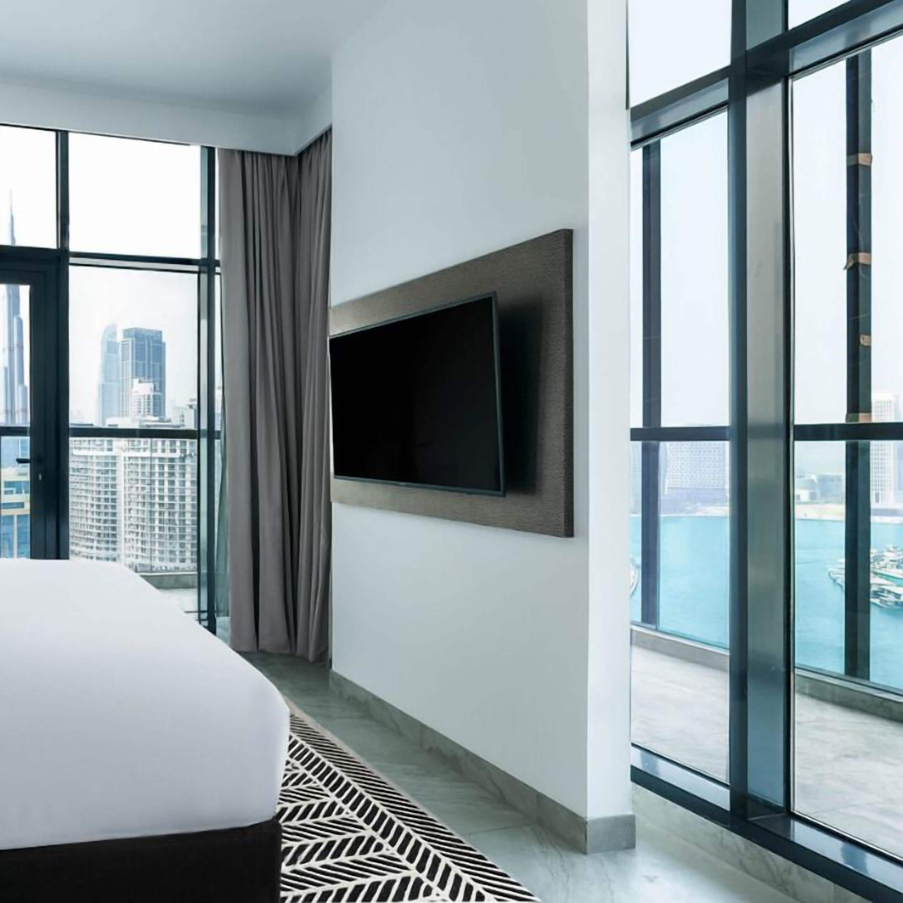 Premier Room Waterfront | In-room safe, desk, laptop workspace, blackout drapes