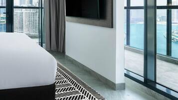 Caja de seguridad en la habitación y escritorio