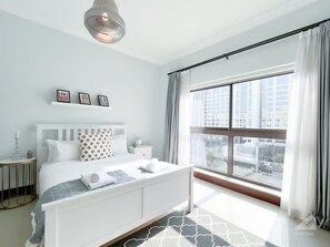 2 slaapkamers, een bureau, een strijkplank/strijkijzer, beddengoed