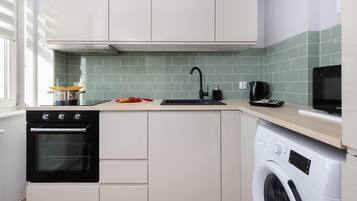 Studio, cuisine | Cuisine privée | Micro-ondes, batterie de cuisine, vaisselle et ustensiles