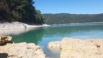 Ligstoelen aan het strand