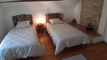 2 slaapkamers, een strijkplank/strijkijzer, reisbedje, gratis wifi