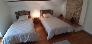 2 habitaciones, tabla de planchar con plancha y cuna de viaje 