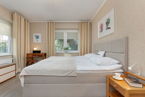 1 bedroom, desk, bed sheets - Soft Beige Raniuszka by Renters (Warsaw)