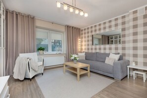 Apartment, 1 Bedroom, 2 Bathrooms | 1 bedroom, desk, bed sheets - Soft Beige Raniuszka by Renters (Warsaw)