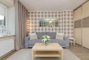 1 bedroom, desk, bed sheets - Soft Beige Raniuszka by Renters (Warsaw)