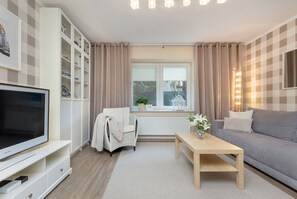 1 bedroom, desk, bed sheets - Soft Beige Raniuszka by Renters (Warsaw)