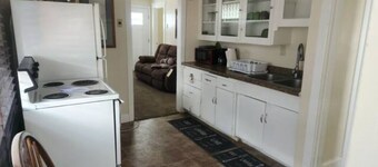 2 Rooms House Close to Downtown with quick freeway