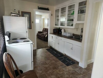 2 Rooms House Close to Downtown with quick freeway