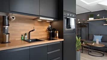 Een koelkast, een microgolfoven, een oven, een kookplaat