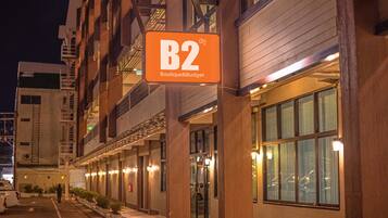 Un edificio con un letrero que dice "B2 Boutique&Budget".