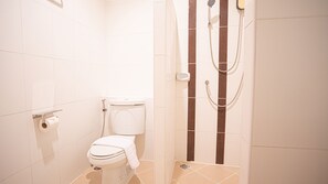 Family Suite | Bathroom | Shower, rainfall showerhead, towels, soap
