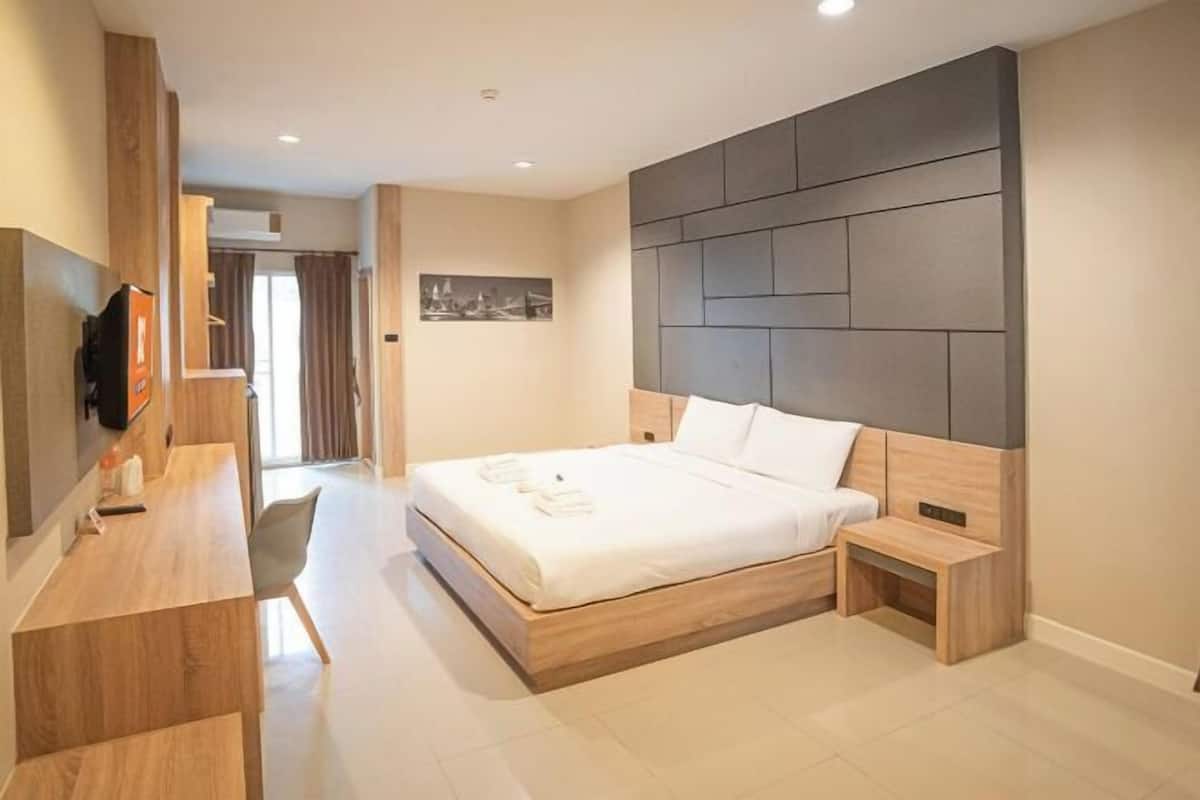 WiFi (free), bed sheets