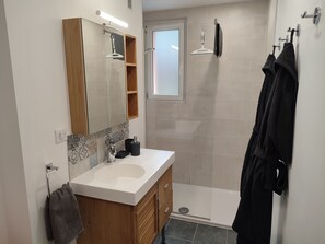 Dusche, Haartrockner, Bademäntel, Handtücher