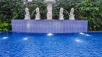 Hồ bơi ngoài trời