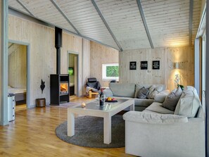 Télévision, cheminée, lecteur de DVD