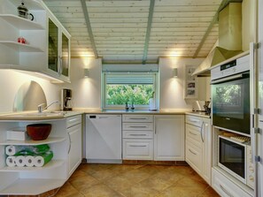 Kjøleskap, mikrobølgeovn, oppvaskmaskin og kjøkkenutstyr