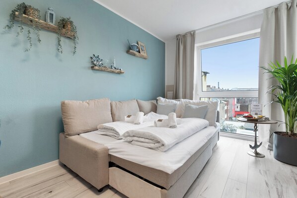 Smart TV, music library, video library, stereo