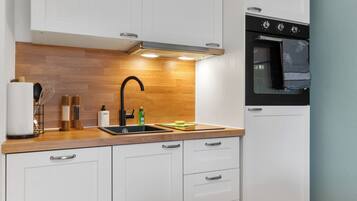 Kühlschrank, Mikrowelle, Ofen, Herdplatte