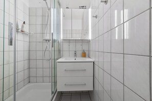 Dusche, umweltfreundliche Kosmetikartikel, Haartrockner, Handtücher