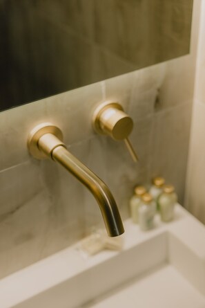 Secador de pelo, toallas, jabón y papel higiénico