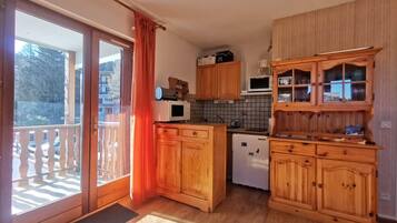 Een koelkast, een koffiezetapparaat/waterkoker