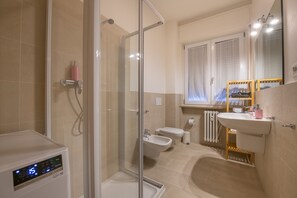 Shower, hair dryer, bidet, towels - Grande e romantico appartamento a Verona vicino Ospedale B.Trento (Verona)