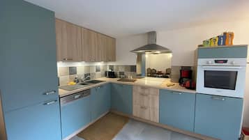 Réfrigérateur, four, lave-vaisselle, cafetière/bouilloire