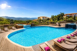 A swimming pool with lounge chairs and a view of mountains. - Mini Villa sur Santa Giulia (Porto-Vecchio)