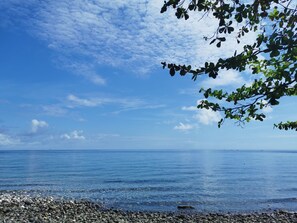 Accommodatie ligt op het strand, zwart zand