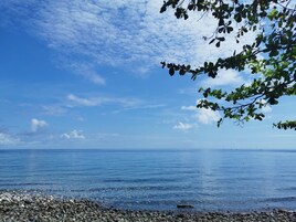 En la playa, arena negra