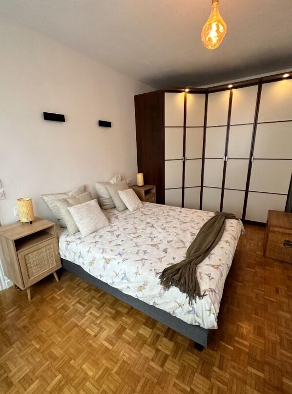2 室のベッドルーム、アイロン / アイロン台、WiFi、ベッドシーツ