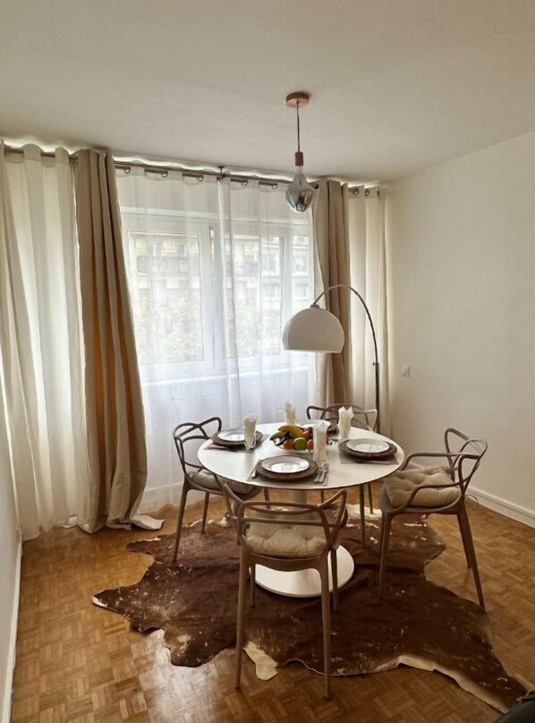 Dining - Appartement Cosy et Neuf à 3 Mins du Metro Ligne 10 (Boulogne-Billancourt)