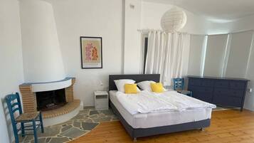 3 bedrooms, desk, iron/ironing board, free WiFi