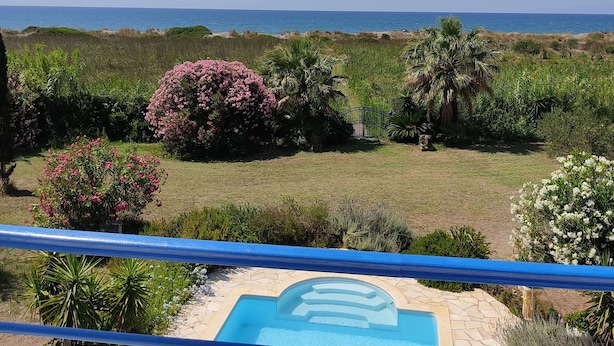 Una piscina con vistas claras al mar y al follaje circundante.