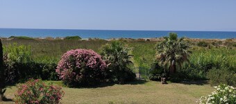 Villa Caretta - Your Holiday Home right by the sea