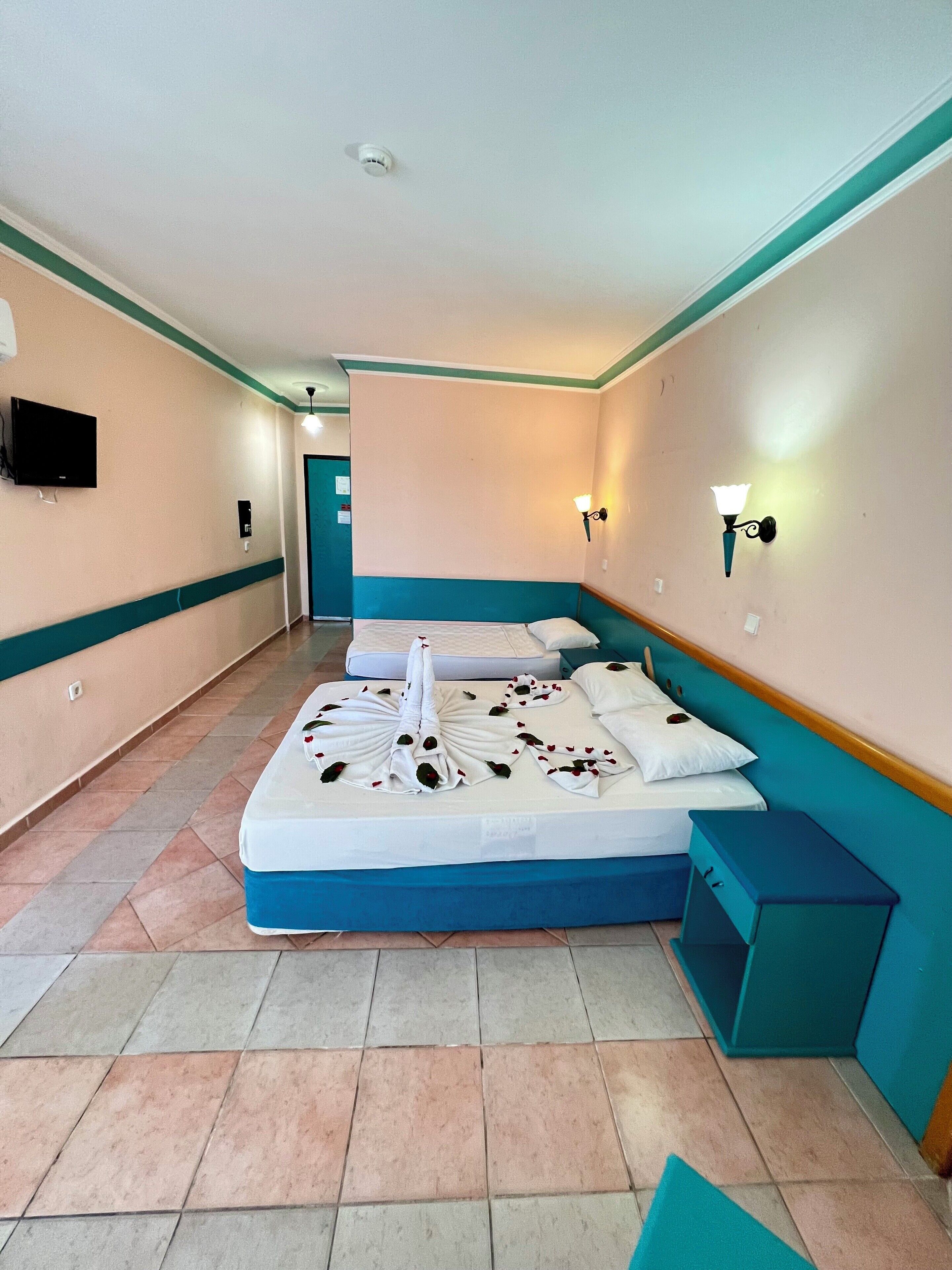 Premium bedding, minibar, desk, bed sheets