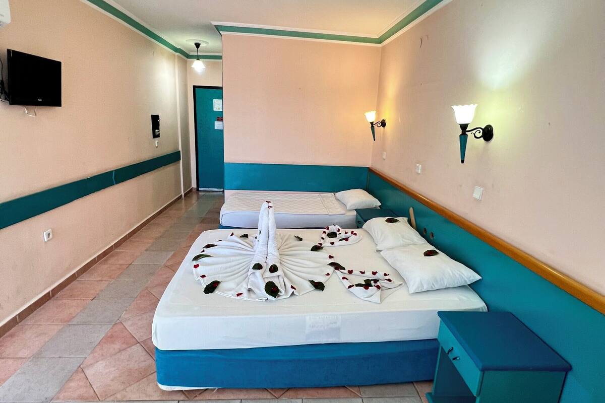 Ropa de cama de alta calidad, minibar, escritorio y ropa de cama