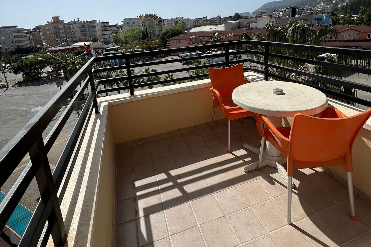 Premium bedding, minibar, desk, bed sheets