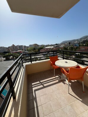 Bộ đồ giường cao cấp, minibar, bàn, bộ trải giường 