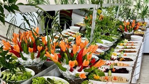 Un bufé con diversos platos y una decoración central.