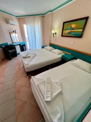 Bộ đồ giường cao cấp, minibar, bàn, bộ trải giường 