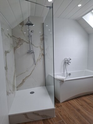 Een douche, een haardroger, handdoeken