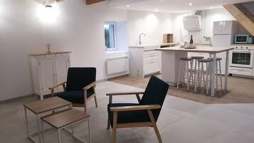 Geladeira, micro-ondas, fogão, cooktop