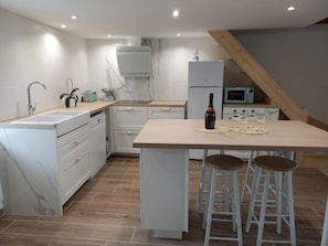 Fridge, microwave, oven, stovetop