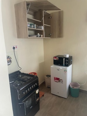Apartamento empresarial | Cozinha privada | Geladeira, micro-ondas, talheres/pratos/utensílios de cozinha