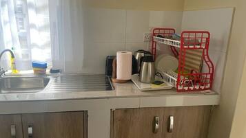 Apartamento Business | Cocina privada | Frigorífico, microondas y utensilios de cocina